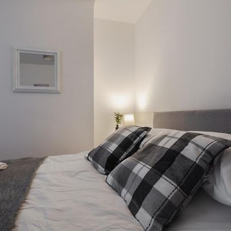 2 Bedroom House Liverpool- Large & Cosy- Sleeps 5 By Hinkley Homes Short Lets & Serviced Accommodation Exteriör bild